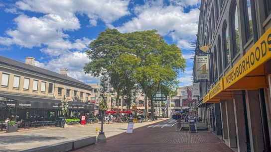 Thinking of Expanding Your Restaurant to Boston? New Virtual Office Hours Make Liquor Licensing Easier for 2026